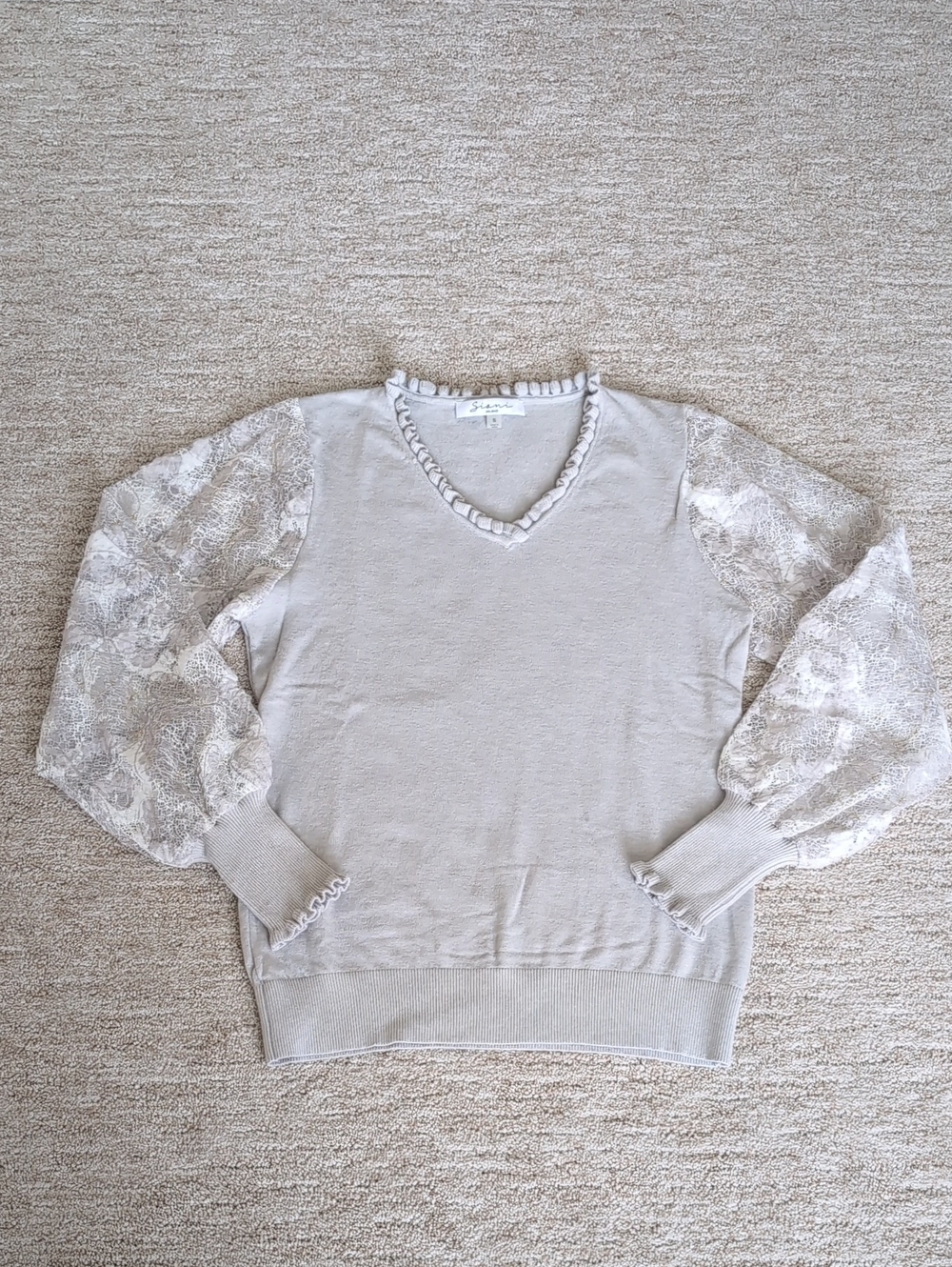 V-Neck Sweater with Lace Balloon Sleeves in Light Grey